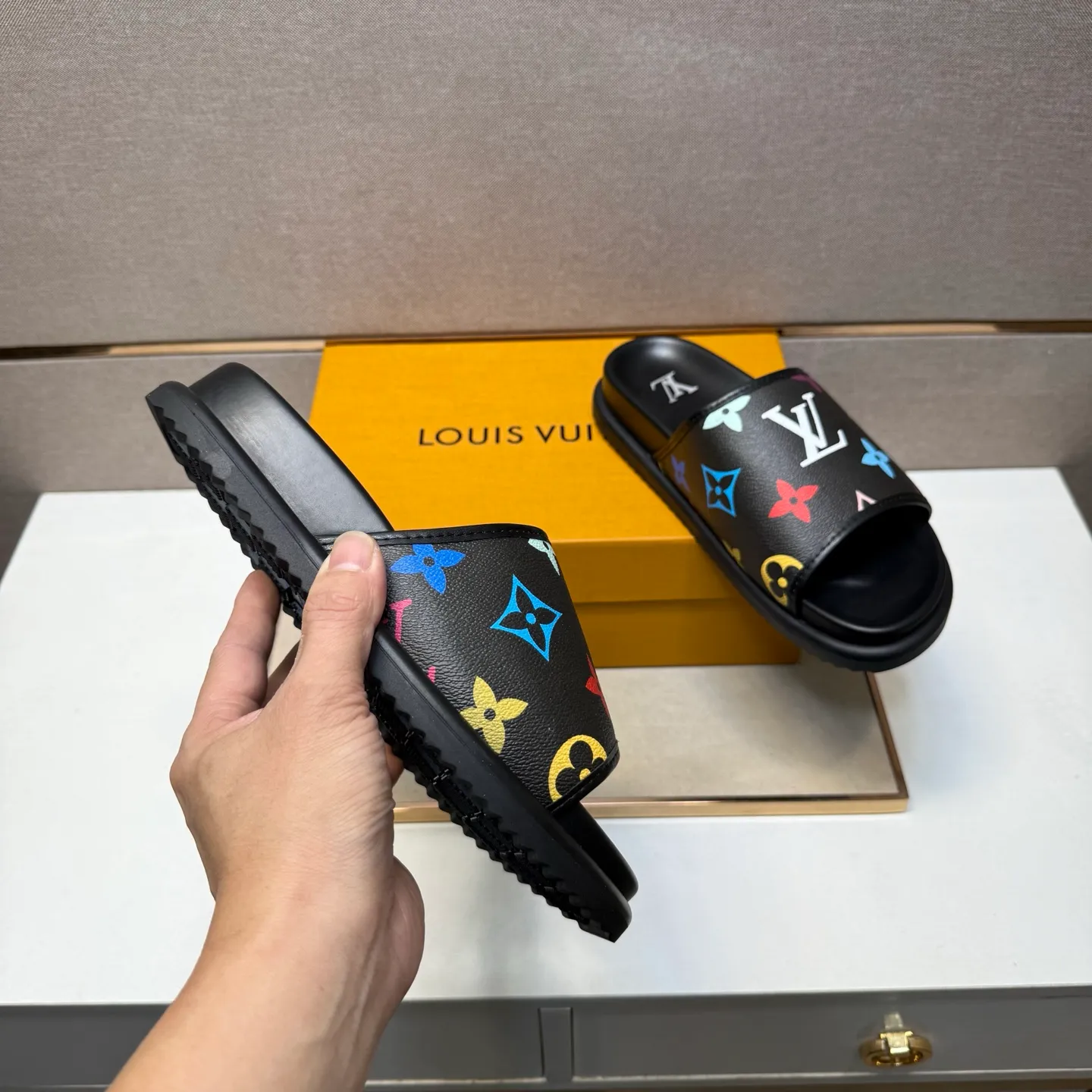 ⬛️Men's shoes 💰p320 [LV～] Men's casual slippers 2025z cabinet sales simultaneously 🔶Size: 38-44 #️⃣ 🔷2 colors🔜The upper is made of multi-material splicing➕Genuine leather lining, comfortable and breathable, sole: original comfortable and wear-resistant outsole, ⚠️Real shot📱Photographed🎬The real thing is better📢📢📢